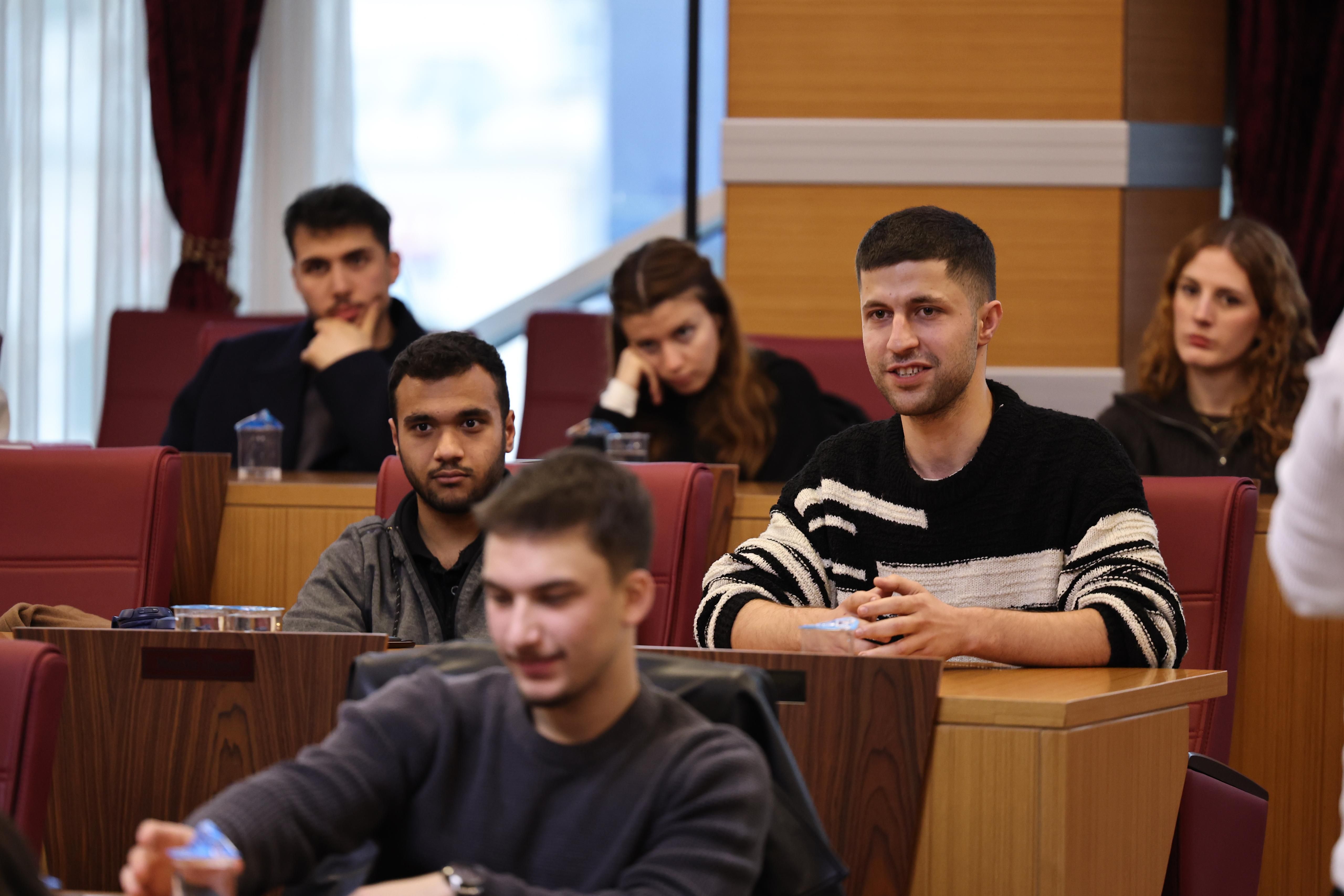 Meclis salonunda buluşan gençler